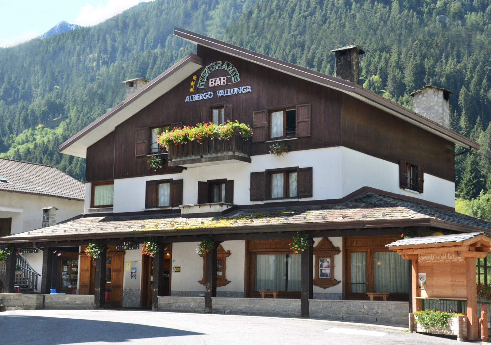 Albergo Ristorante VALLUNGA - NEGOZIO ALIMENTARI E PRODOTTI TIPICI - foto 4