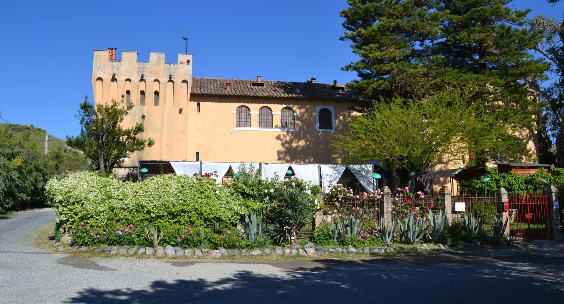 Locanda della Cucullera e Ristorante Villa Fortificata la Cucullera aperto a cena tutte le sere - foto 1